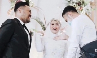 Ngay tại đám cưới, cô dâu xin phép chú rể được ôm người yêu cũ '1 cái'