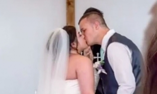 Bị người yêu 'cắm sừng' cô gái cưới luôn bạn trai của 'trà xanh'