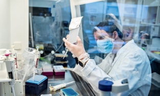 Biến thể Covid-19 mới ở Anh lại tiếp tục đột biến