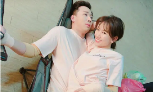 Trấn Thành 'đứng hình' khi Hari Won dùng chồng làm giường ngủ