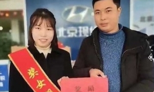 Mua ô tô dịp Tết, chàng trai bốc thăm may mắn trúng luôn cô người yêu