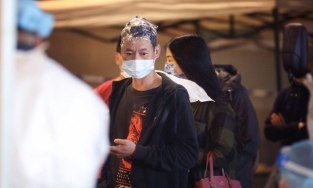 Thanh niên 'số nhọ' đang nhuộm tóc thì bị phong tỏa đột xuất vì Covid-19