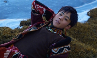 Chàng trai chăn bò trở thành mẫu ảnh đình đám