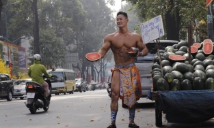 Xuất hiện 'Mai An Tiêm' 6 múi đứng bán dưa làm tắc nghẽn phố xá Sài Gòn