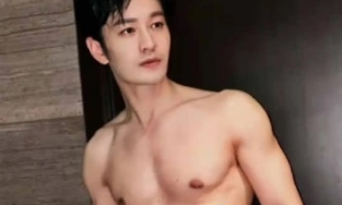 Thân hình 6 múi ở tuổi 45 của Huỳnh Hiểu Minh làm nóng Weibo