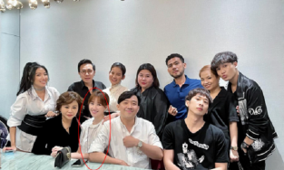 Hari Won lộ bụng nhô cao khi xuất hiện trong tiệc sinh nhật Trấn Thành