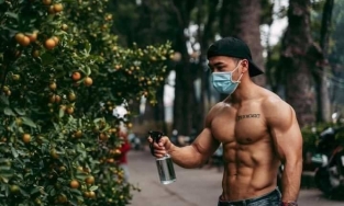 Hết 'Mai An Tiêm' mặc khố bán dưa, chị em lại xôn xao với anh bán quất