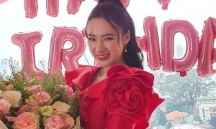 Angela Phương Trinh ăn mặc kín đáo đón tuổi 26