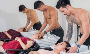 Đi làm tóc ăn Tết, chị em 'mất hết liêm sỉ' vì dàn trai đẹp 6 múi lộ thiên
