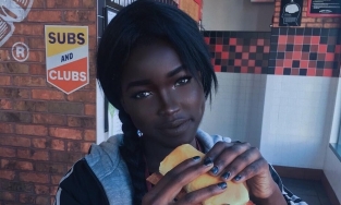 Cô gái da màu đẹp mê hoặc 'xóa tan' chuẩn mực phải 'trắng mới xinh'