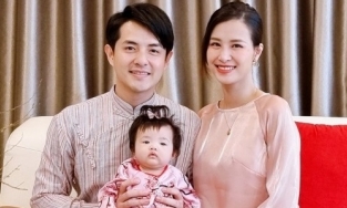 Dân tình 'phát cuồng' với biểu cảm cực yêu của con gái Đông Nhi khi được diện áo dài Tết