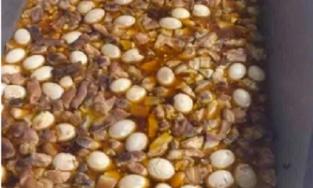 Khay thịt kho trứng ngày Tết to như máng lợn của anh thanh niên