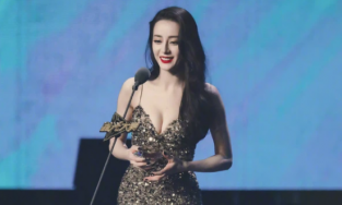 Loạt khoảnh khắc 'đốn tim' của Địch Lệ Nhiệt Ba khi lỡ vấp phải chiếc váy