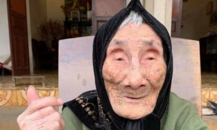 Hà Nam: Cụ bà 108 tuổi xem thời sự bằng iPad, tạo dáng 'thả tim' chụp ảnh