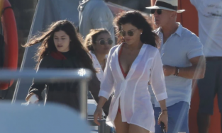 Sau 1 năm 'ở ẩn' vì nghi án rạn nứt, người tình tỷ phú Amazon xuất hiện với vẻ ngoài nóng bỏng