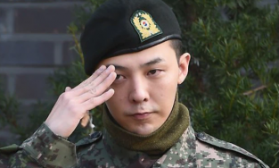 Sang như G-Dragon: Để thẻ tín dụng sẵn ở quầy hàng cho bạn bè tha hồ 'quẹt'