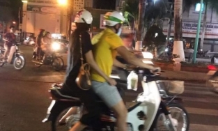 Công Vinh - Thủy Tiên giản dị đèo nhau trên xe máy
