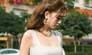 Ngọc Trinh khoe body nhẹ đến mức dùng 1 tay xách cạp quần là nhấc bổng lên 