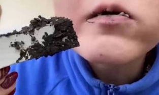 Giới trẻ Trung Quốc đổ xô đi mua đất về để livestream... ăn đất 