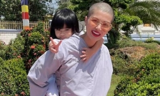 Lộ hình ảnh mỹ nhân 6 con đình đám showbiz Việt gầy guộc với đầu cạo trọc