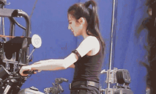 Ngắm Địch Lệ Nhiệt Ba trút bỏ xiêm y mặc soóc ngắn lái xe phân khối lớn