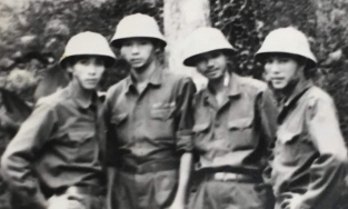 Lộ bức ảnh 4 tài tử gạo cội của phim truyền hình Việt hồi trai trẻ: 'Ngọc hoàng' Quốc Khánh và bố Sơn 'Về nhà đi con' hóa ra là bạn thân thời chiến binh