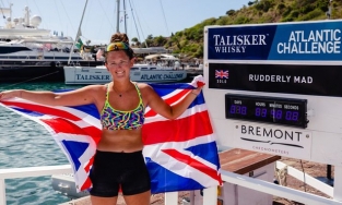 Cô gái 21 tuổi một mình chèo thuyền vượt Đại Tây Dương