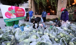 Đà Nẵng: Nhóm bạn trẻ lập 9 'siêu thị mini' giải cứu 10 tấn rau cho bà con Hải Dương