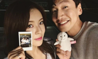 Bạn gái công khai đăng ảnh bàn tay của Lee Kwang Soo cùng loạt khoảnh khắc ngọt ngào