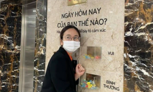 Một công ty ở Hà Nội ngày nào cũng hỏi thăm nhân viên hôm nay có vui không