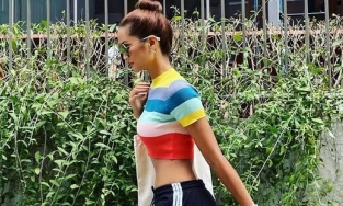 H'Hen Niê diện croptop khoe eo mỏng tang chỉ sau 1 tuần tập luyện