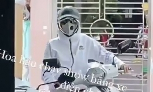 Cát xê hạng A, Top 5 Miss Universe H'Hen Niê vẫn chạy show bằng xe máy điện