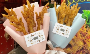 Hà Nội: Quán ăn tặng chị em 'bó hoa' chân gà trị giá 150k nhân ngày 8/3 