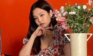 Hậu scandal hẹn hò G-Dragon, Jennie khoe loạt ảnh tươi tắn, gợi cảm