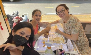 H'Hen Niê mua vàng tặng mẹ ngày 8/3, bố phụ trách nấu ăn