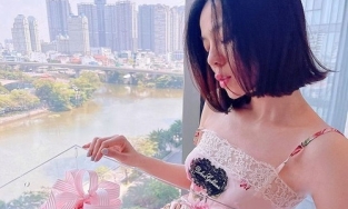 Lệ Quyên hạnh phúc khoe hoa xinh ngày 8/3, còn gọi tình trẻ bằng 'cục cưng'