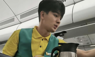 'Nam thần' nhà YG làm tiếp viên hàng không tại Vinh?