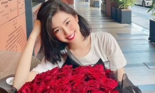 Luôn nói độc thân nhưng dịp lễ nào Thúy Ngân cũng nhận hoa hồng đắt đỏ