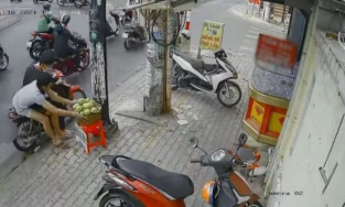 3 thanh niên ăn trộm rổ xoài của người bán hàng rong