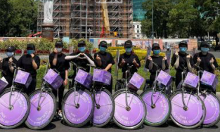 Fan BLACKPINK 'chơi trội' chi vài chục triệu cho Rosé 'phủ sóng' khắp Sài Gòn