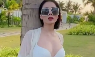 Hết tình trẻ lại đến Lệ Quyên khoe dáng nuột 'ăn đứt' gái 20