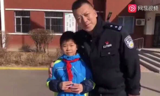 Mang trả 922 triệu đồng nhặt được, cậu bé nhận được câu trả lời: 'Nhà tôi không thiếu tiền, nhặt thì cứ tiêu đi'