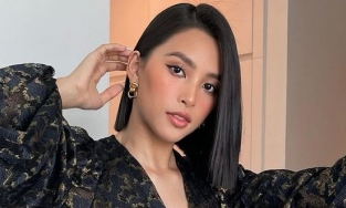 Hoa hậu Tiểu Vy diện váy đẹp, make up kiêu sa để đi ăn...hủ tiếu