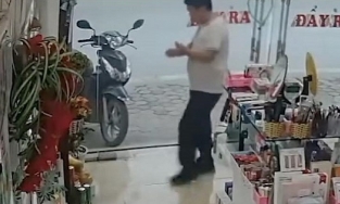 Kẻ trộm 'có tâm” vái lạy Thần Tài trước khi 'cuỗm tiền' chủ nhà