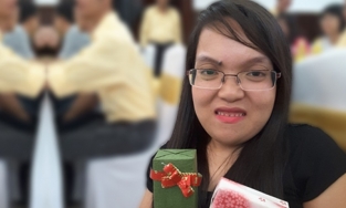 Vượt qua khiếm khuyết ngoại hình, cô gái cao 93cm kiếm 100 triệu/tháng, xây nhà tiền tỷ cho bố mẹ