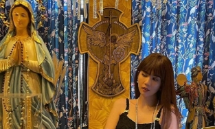 Ngọc Trinh ăn mặc cắt xẻ tạo dáng phản cảm trước tượng Đức Mẹ