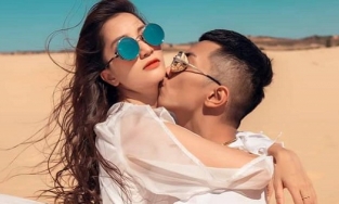 Vợ chồng Khánh Thi - Phan Hiển tung bộ ảnh tình tứ bên nhau giữa đồi cát 