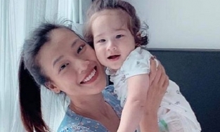 Con trai lai Tây của Hoàng Oanh gần 1 tuổi đã ra dáng hot boy