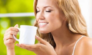 Nhân tướng học: Thói quen cầm cốc có quai nói gì về tính cách của bạn?