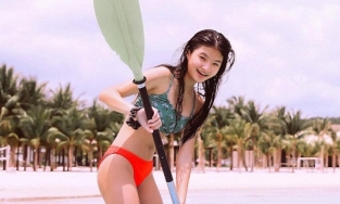 Con gái 13 tuổi của Trương Ngọc Ánh diện áo tắm gợi cảm khoe chân thon